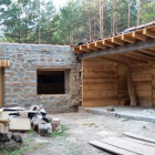 En el chozo de Cabezalero, las antiguas paredes de piedra se están entablando con pino.-A.M.C.
