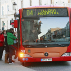 Varios usuarios suben al autobús municipal.-RAÚL G. OCHOA