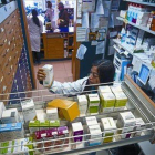 Medicamentos almacenados en una farmacia de Barcelona.-Foto: JOAN CORTADELLAS