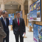 Miguel Ángel Pinto, José Manuel Bilbao y Rafael Barbero, observan los proyectos medioambientales.-ICAL