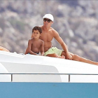 Cristiano Ronaldo y su hijo durante las vacaciones del verano pasado.-GSLV
