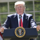 Donald Trump, anunciando su retirada del acuerdo climático de Paris.-SAUL LOEB