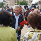 El candidato al Senado, Ander Gil conversa con vecinos de Miranda en el mercadillo de la localidad.-