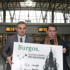 Moreno y Francisco Acebo, de Renfe, con un cartel con la misma errata.-RAÚL G. OCHOA
