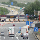 En la imagen se ve cómo cuatro camiones se desvían antes de llegar al peaje de Castañares y solo uno va en dirección a la autopista.-ISRAEL L. MURILLO
