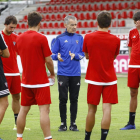 Carlos Terrazas en plena charla táctica a sus jugadores durante un entrenamiento en Anduva-CDMIRANDÉS.COM