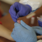 Una enfermera se hace un test por COVID-19. - E. M.