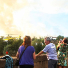 Un helicóptero recoge agua durante las labores de extinción del incendio en el valle de Arlanza en 2014.-ICAL