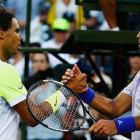 Rafael Nadal felicita a Fernando Verdasco tras caer ante el madrileño en tercera ronda del Master 1.000 de Miami.-Foto: AFP / AL BELLO