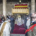 Las monjas del Monasterio de Santa María Real de las Huelgas, con su abadesa a la cabeza, lanzan pétalos al Santísimo Sacramento.-ISRAEL L. MURILLO