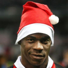 Balotelli celebra sus dos goles y la victoria del Niza ante el Dijon con un gorro navideño.-REUTERS / ERIC GAILLARD