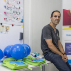 Antonio Santidrián, junto al material del método Helen Doron, en el centro ubicado en la plaza Vadillos, 1.-SANTI OTERO