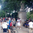 La primera quedada del juego de moda en la capital reunía a todos estos jóvenes este viernes en El Espolón.-@PokemonGO_BUR