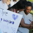 Miembros de la familia del joven asesinado por el policía.-JAY LAPRETE / AP