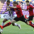 Aitor Fernández trata de arrebatar un balón a un delantero del Real Valladolid en el choque de ayer en Zorrilla-J. M. Lostau