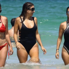 Kourtney Kardashian luce sus curvas en Miami Beach.-GTRES