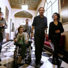 Virginia Felipe con Pablo Iglesias y el resto de senadores de Podemos, en una imagen de archivo.-DAVID CASTRO