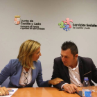 La consejera de Familia e Igualdad de Oportunidades, Alicia García, mantiene un encuentro con el comité ejecutivo del CERMI. En la imagen, junto al presidente del CERMI, Francisco Sardón-Ical
