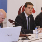 El exconcejal Ángel Ibáñez (en el centro) y el administrador de León Air, Santos Álvarez (a la derecha de la imagen).-RAÚL G. OCHOA