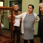 Asunción Molinos explica un detalle de la muestra al decano de Letras de León, Francisco Carantoña (d.), en presencia del director del Musac.-Ical