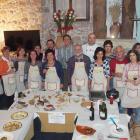 Desde la entidad impulsan la formación en diversos sectores, como en la imagen, tomada tras la clausura de un curso de cocina.-ECB