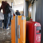 Imagen de archivo de un grupo de pasajeros facturando en las instalaciones del aeropuerto de Villafría.-RAÚL G. OCHOA