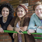 Los tres jóvenes voluntarios, Salomé, Orsola y James, posan en la sede de Amycos.-SANTI OTERO