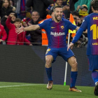 Messi celebra con Alba el primer gol del Barça ante el Celta.-JORDI COTRINA