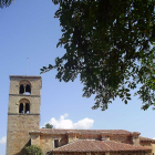 Vista de la iglesia románica con el llamado Árbol de la Provincia a sus pies, una encina plantada en el año 2009.-