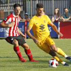 Machuca controla el balón ante un rival.-SANTI OTERO
