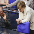 Angela Merkel dialoga con el ministro de finanzas Angela Merkel-AP/Markus Schreiber