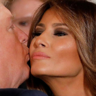 Melania Trump recibe un beso de Donald Trump en la Casa Blanca.-REUTERS / CARLOS BARRIA