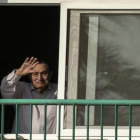 Mubarak saluda desde el Hospital Militar Maadi donde ha estado recluido, en octubre del 2016.-KHALED DESOUKI