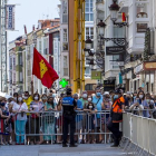 El público fue contenido en barreras para impedir su acceso a la plaza y donde se congregaron multitud de personas sin distancia de seguridad. SANTI OTERO
