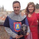 Palacín y Núñez-ataviados con ropas medievales- con la ciudad de fondo.-ECB