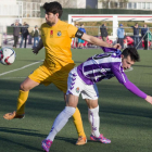Carlos Quesada puga por el esférico con un jugador vallisoletano durante el encuentro de ayer en los anexos de Zorrilla.-PABLO REQUEJO