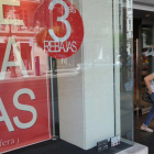 Un comercio con el cartel anunciando rebajas.-ISRAEL L. MURILLO