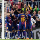 Los jugadores del Barça felicitan a Coutinho tras el primer gol azulgrana.-TONI ALBIR (EFE)