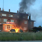 El incendio de ayer a las puertas del club de alterne arrasó los dos vehículos.-ECB