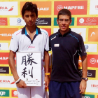Nicolás Álvarez posa con el trofeo de campeón en Barcelona-ECB