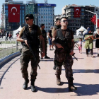 Miembros de las unidades especiales turcas (SWAT) hacen guardia en la plaza de Taksim de Estambul.-EFE/Sedat Suna