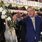 Erdogan da flores a sus seguidores a su llegada al congreso extraordinario del AKP, en Ankara, el 21 de mayo.-ADEM ALTAN