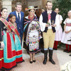 Las reinas mayor e infantil y el alcalde posan con los ‘reyes’ del festival, Betsabeth Gavilanes y Olrich Kepka.-Raúl Ochoa