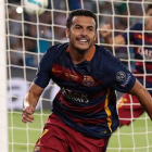 Pedro, eufórico tras marcar ante el Sevilla el gol que ha dado la Supercopa de Europa al Barça.-AP / IVAN SEKRETAREV