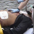 Khalid Masood, atendido en una camilla tras perpetrar el atentado.-AP / Stefan Rousseau