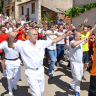 Uno de los momentos más emotivos para lso vecinos es la procesión en la que se porta a la Virgen por las calles de la localidad serrana.-R. F.