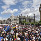Partidarios de la permanencia en la UE se manifiestan en Parliament Square, en Londres, el 2 de julio.-AP / DANIEL LEAL-OLIVAS