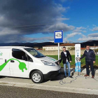 El concejal -centro- realizando la recarga de un vehículo en uno de los dos puntos instalados en la localidad.-ECB