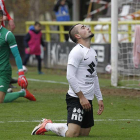 Jon Madrazo se lamenta tras fallar una de las mejores ocasiones del Burgos CF al borde del descanso.-SANTI OTERO