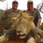Palmer, a la izquierda de la imagen, junto a otro cazador, y un león abatido años atrás.-Foto: TWITTER